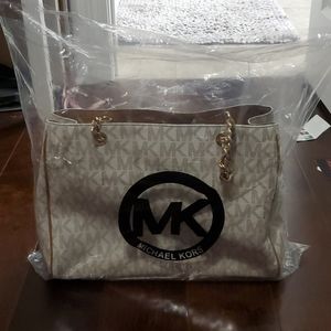 LIKE NEW/PERFECT CONDITION  Michael Kors Purse